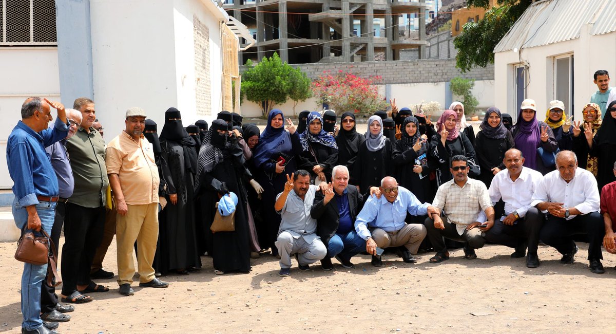 STCSouthArabia's tweet photo. تأكيدا على مبدأ الثبات  وللأسبوع الثاني.. كادر الأمانة العامة يواصل وقفته وحضوره أمام مقر عمله
https://t.co/FoShhDMeaS https://t.co/fdVeRp4S4E