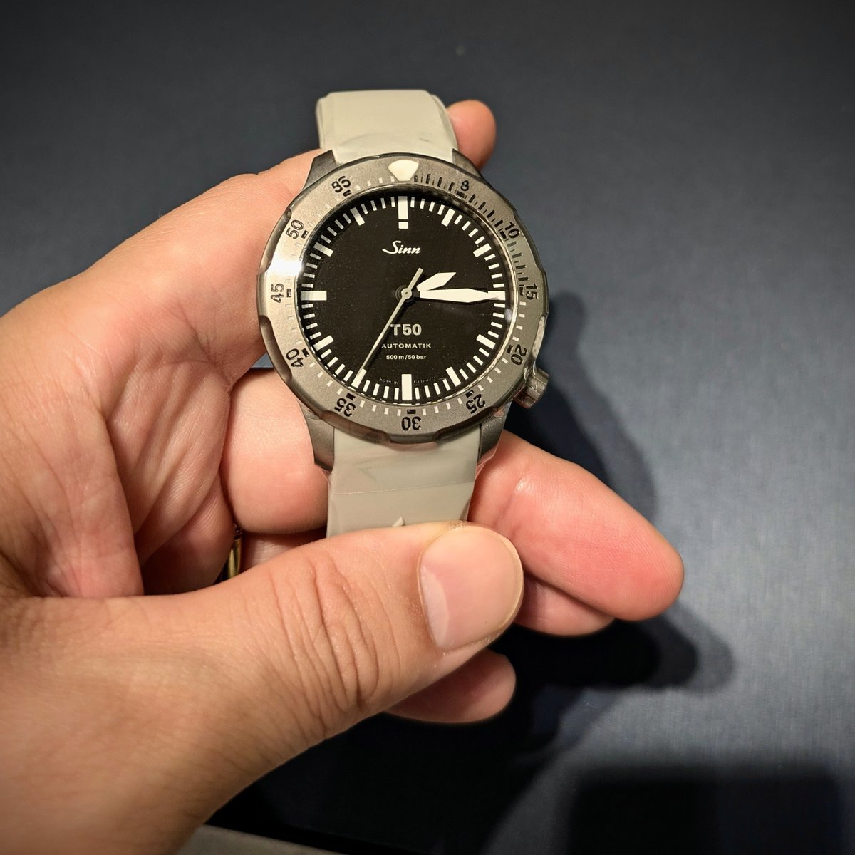 minimalhighlife's tweet photo. 今日は子供をプレグラに送り
ダッシュでsinnに。
シリコンバンドのT50が良すぎました。
#50気圧防水 #53g #高強度チタン #DNV認証 #ジン特殊時計会社 https://t.co/QkKI85IvvJ