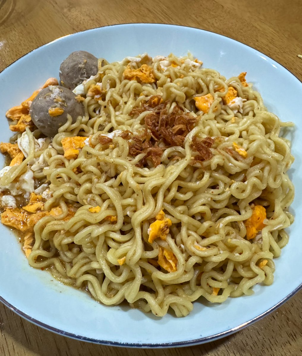 Nyoba indomie yg lg rame, goreng x kari ayam.

Kedua mie direbus biasa, tambah telor bakso. Bumbu2nya dicampur semua, cuma yg kari ayam 1/2 aja (takut keasinan). Kuahnya ku tuang dikit, jadi mienya nyemek.

8/10. Quite good👌🏻