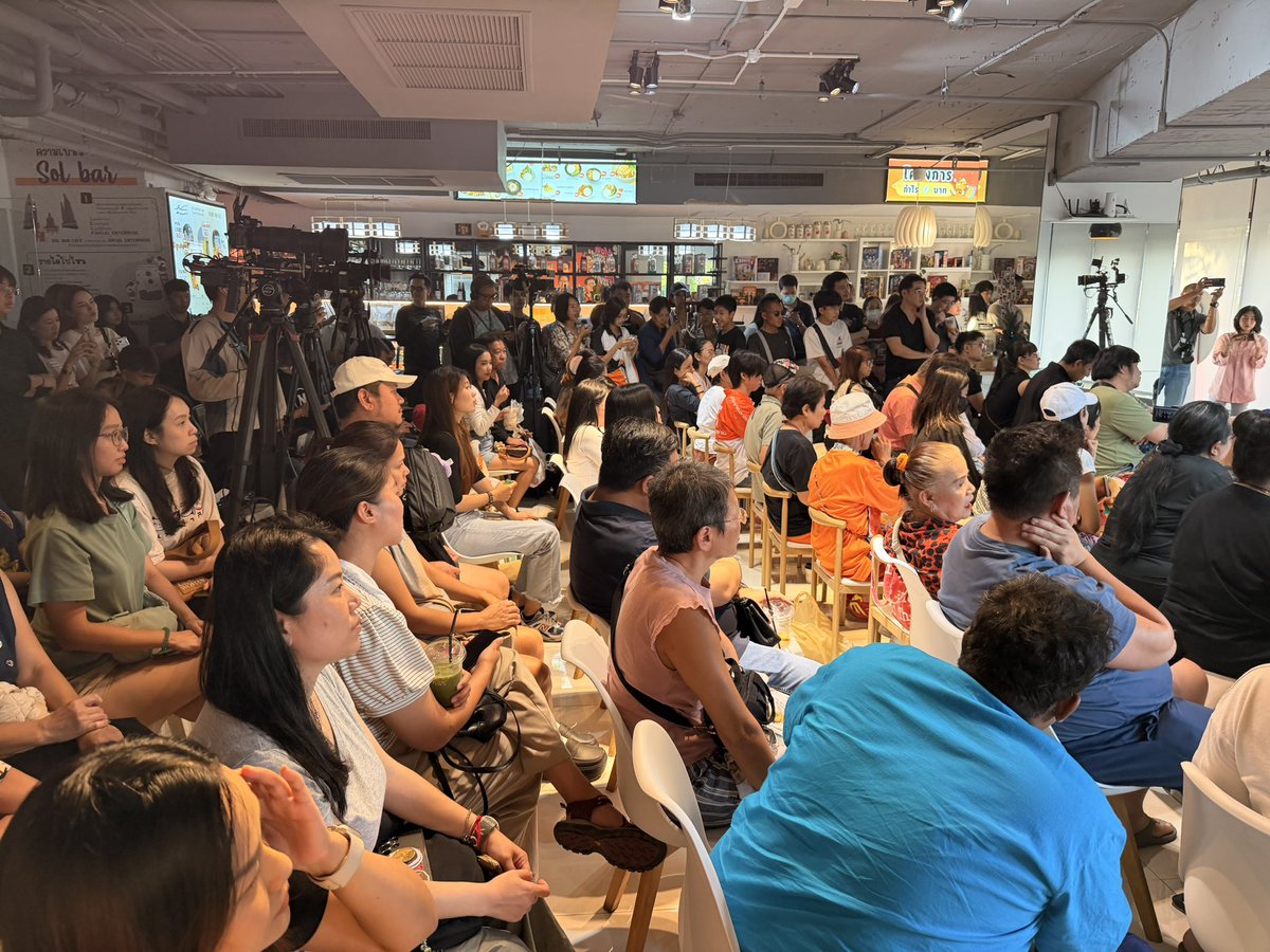 กิจกรรม ‘กินกาแฟกับประชาชน อึดอัดอะไรก็บ่นมา’ เปิดรับเวทีรับฟังเสียงประชาชน ตอบคำถามที่ค้างคาใจ เพื่อให้องคาพยพสีส้มของเรา ก้าวสู่เฟสต่อไปอย่างมั่นคง 

ขอบคุณทุกท่านที่มาร่วมกิจกรรมวันนี้ค่ะ 
เวลาจำกัด อาจไม่ได้ถามครบทุกคน ไม่ได้วนรอบสอง สถานที่คับแคบไปหน่อย ให้ออกค่ากาแฟกันเอง