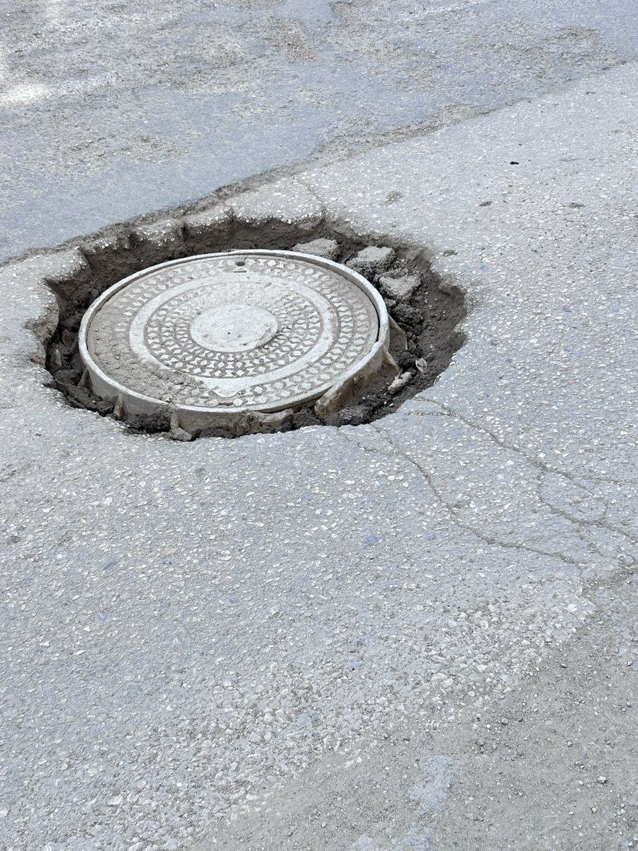 İstiklal caddesi no:76-80 arası BİM market önünde böyle bir durum var. Ekstra olarak cadde boyunda bunun gibi yerler de var. Bir çalışma yapabilirseniz çok seviniriz. <a href="/tepebasibeltr/">Tepebaşı Belediyesi</a>