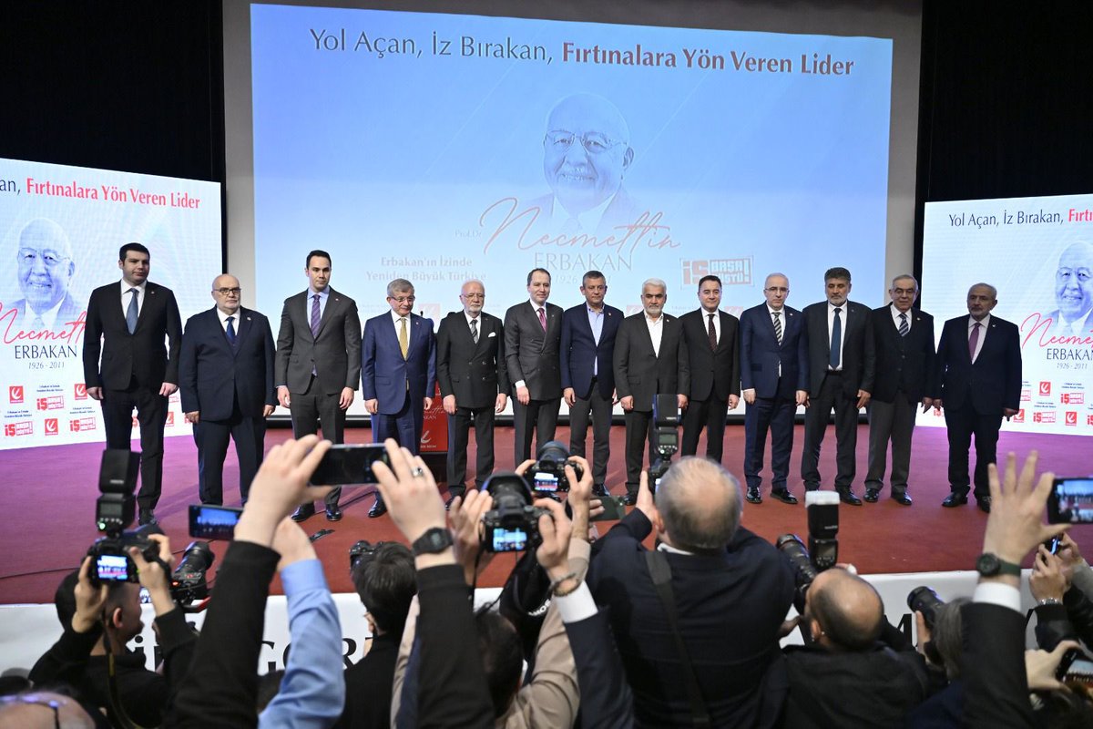 İstanbul İl Başkanlığımızın düzenlediği, vefatının 15. yıl dönümünde Erbakan Hocamızı anma iftar programına Genel Başkanımız Dr. Fatih Erbakan’ın yanı sıra katılımlarından dolayı;

İstanbul Büyükşehir Belediye Başkan Vekili Sn. Nuri Aslan, Doğruyol Partisi Genel Başkanı Sn. Cenk