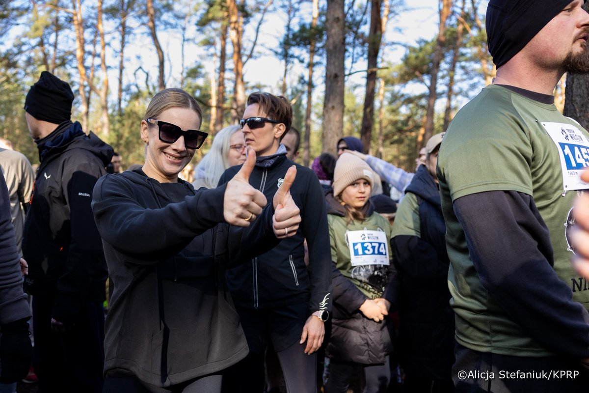 Podczas gdy "ekspertka" z onetu debatuje o etykiecie, Marta Nawrocka zakłada dres, adidasy i biegnie w Otwocku, by uczcić pamięć Żołnierzy Wyklętych. 

To jest autentyczność, której "elity" nigdy nie zrozumieją. Jest sobą i to jest jej największa siła.