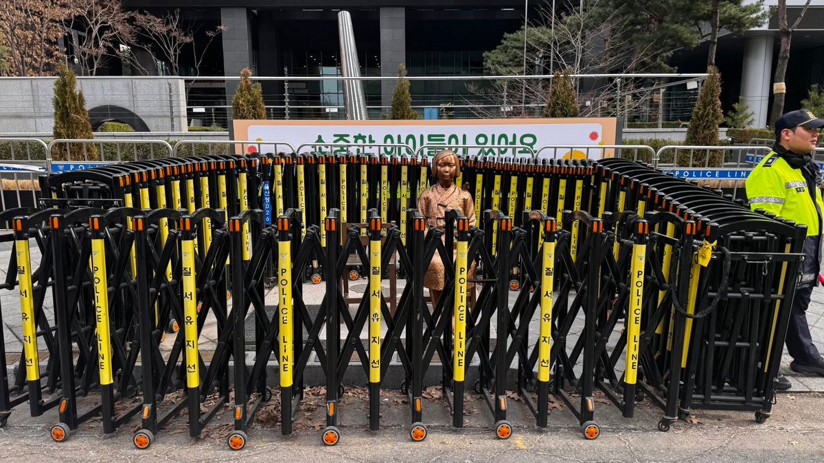 rights1124's tweet photo. 소녀상을 
철책 안에 넣는 것이 아니라..

소녀상을 공격하는 놈들을 
철책에 넣어 격리해야 맞는게 아닌가...

3.1절에 우리나라에서
이런 모습을 보는게 부끄럽다!! https://t.co/DXU2nRFD6h