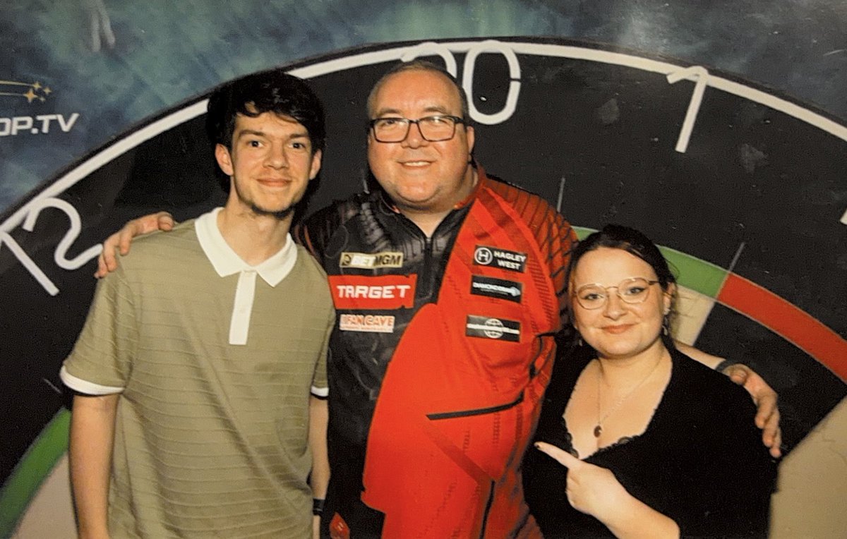 Had an unforgettable night at the darts with <a href="/livplusrose/">liv</a> and her amazing family and got to meet my favorite darts player <a href="/sbunting180/">Stephen Bunting</a>!! Also got to witness legends in <a href="/Raybar180/">Raymond van Barneveld</a> <a href="/Gezzyprice/">Gerwyn Price</a> and Joe Cullen! <a href="/ModusDarts180/">MODUS Sports</a>