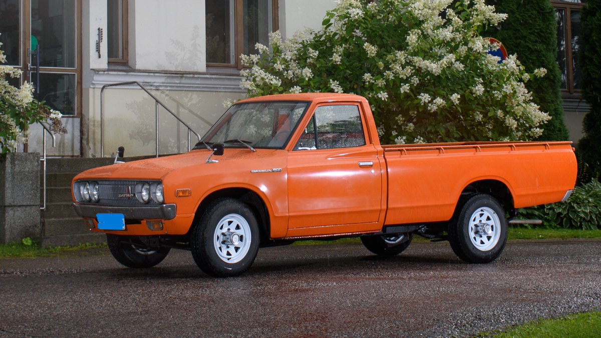 ApacheQQ's tweet photo. Pirteän värinen 1976 vuosimallia oleva 620 avolava Datsun. Eipä näitä juuri näe enää. Tuossa on varmasti ollut hitsattavaa, että on saatu noin hienoon kuntoon. #autot #Datsun #museoautot #Datsun620 #70s #oldcars #vintagecars #classiccars https://t.co/1sMiyYCXE1