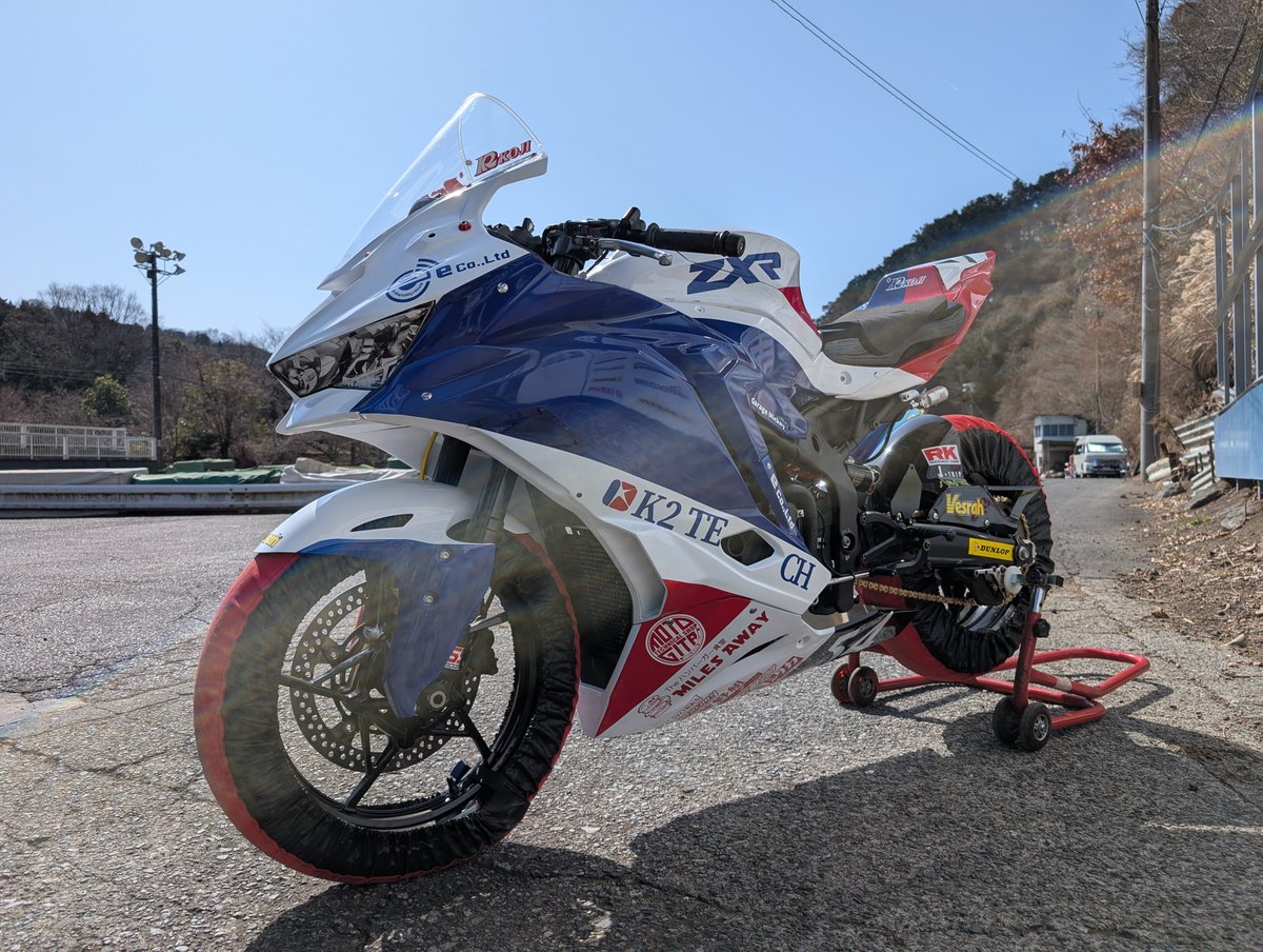 wak2racing's tweet photo. 今年のマシンと装備が揃いました！
往年の鈴鹿8時間耐久レースの伊藤ハムカワサキをオマージュし、左右非対称でオリジナル感を出しました。

装備
レーシングスーツ
ジュベットレザーハウス様 @jubetstaff 
ブーツ
スコイコ様 @scoyco_jp
グローブ
マーキュリープロダクツ様 @MERCURY_TOKYO
バンクセンサー
コバプラ様 @kobapura

マシン
カウル塗装
GarageMickey様 @LUCKYSUKEBE180 
カッティングステッカー
Y.C. WORKS様 @Y_C_Works