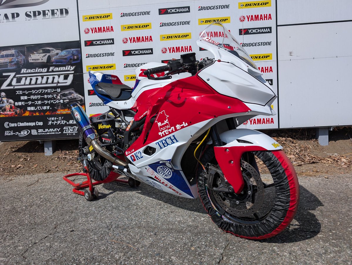 wak2racing's tweet photo. 今年のマシンと装備が揃いました！
往年の鈴鹿8時間耐久レースの伊藤ハムカワサキをオマージュし、左右非対称でオリジナル感を出しました。

装備
レーシングスーツ
ジュベットレザーハウス様 @jubetstaff 
ブーツ
スコイコ様 @scoyco_jp
グローブ
マーキュリープロダクツ様 @MERCURY_TOKYO
バンクセンサー
コバプラ様 @kobapura

マシン
カウル塗装
GarageMickey様 @LUCKYSUKEBE180 
カッティングステッカー
Y.C. WORKS様 @Y_C_Works