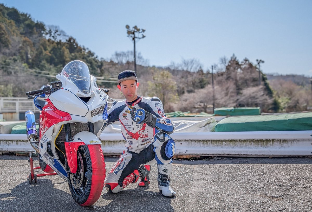wak2racing's tweet photo. 今年のマシンと装備が揃いました！
往年の鈴鹿8時間耐久レースの伊藤ハムカワサキをオマージュし、左右非対称でオリジナル感を出しました。

装備
レーシングスーツ
ジュベットレザーハウス様 @jubetstaff 
ブーツ
スコイコ様 @scoyco_jp
グローブ
マーキュリープロダクツ様 @MERCURY_TOKYO
バンクセンサー
コバプラ様 @kobapura

マシン
カウル塗装
GarageMickey様 @LUCKYSUKEBE180 
カッティングステッカー
Y.C. WORKS様 @Y_C_Works