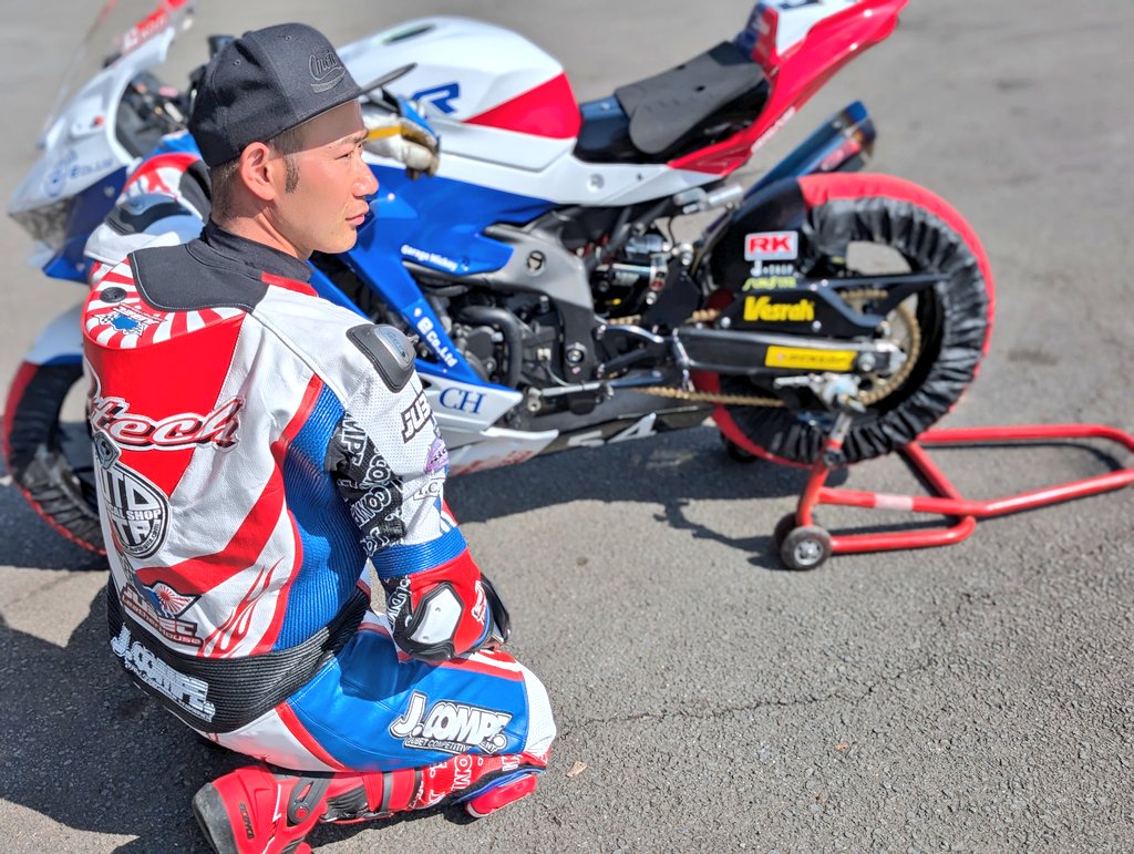 wak2racing's tweet photo. 今年のマシンと装備が揃いました！
往年の鈴鹿8時間耐久レースの伊藤ハムカワサキをオマージュし、左右非対称でオリジナル感を出しました。

装備
レーシングスーツ
ジュベットレザーハウス様 @jubetstaff 
ブーツ
スコイコ様 @scoyco_jp
グローブ
マーキュリープロダクツ様 @MERCURY_TOKYO
バンクセンサー
コバプラ様 @kobapura

マシン
カウル塗装
GarageMickey様 @LUCKYSUKEBE180 
カッティングステッカー
Y.C. WORKS様 @Y_C_Works