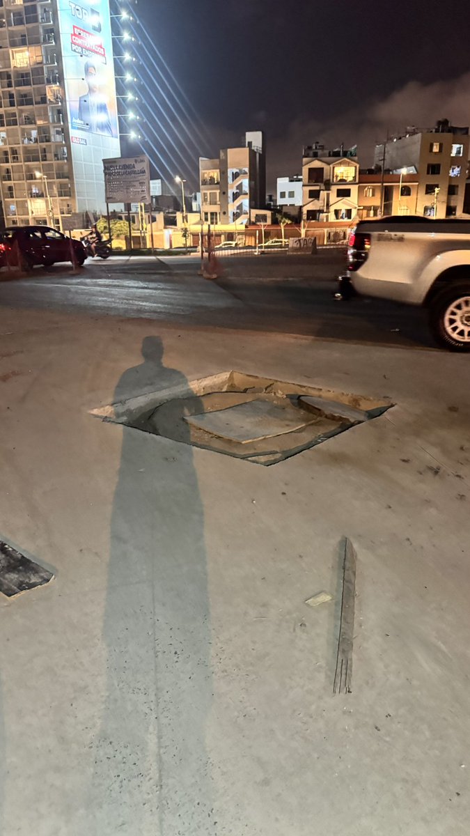 callesalinas's tweet photo. Ayer pasamos por la vía expresa sur con la castellana y sufrimos un accidente por una irresponsabilidad de los trabajadores de dejar sin señalización tremendo hueco que hizo que mi llanta explotara. Hasta cuando las improvisaciones. @MuniLima @RPPNoticias  @Latina_Noticias https://t.co/M5BNGTBnGo