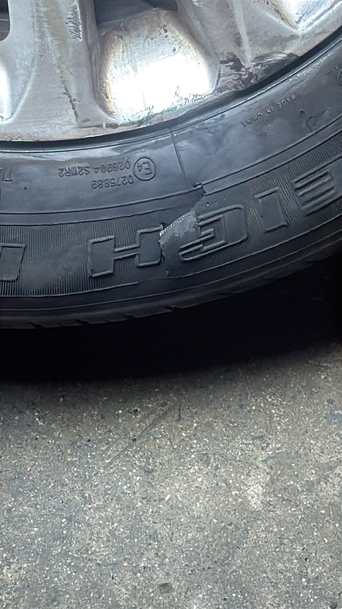 callesalinas's tweet photo. Ayer pasamos por la vía expresa sur con la castellana y sufrimos un accidente por una irresponsabilidad de los trabajadores de dejar sin señalización tremendo hueco que hizo que mi llanta explotara. Hasta cuando las improvisaciones. @MuniLima @RPPNoticias  @Latina_Noticias https://t.co/M5BNGTBnGo
