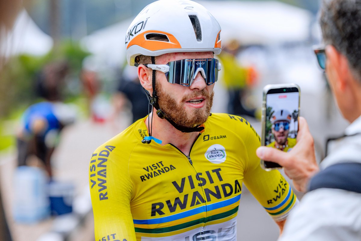 IGIHESports's tweet photo. Moritz Kretschy yegukanye Tour du Rwanda 2026
Umudage Moritz Kretschy w'imyaka 23, ukinira Ikipe ya NSN Development Team, yegukanye Tour du Rwanda 2026.

Kretschy wakinaga Tour du Rwanda ku nshuro ya gatatu, yambaye uyu mwambaro w'umuhondo kuva ku wa Gatatu ubwo yabaga uwa kabiri mu Gace ka Kane (Karongi- Rubavu).

Ku munsi wa nyuma, uyu mukinnyi yasigaga iminota ibiri n'amasegonda umunani Johannes Adamietz w'Ikipe ya Rembe | Rad-net.

Moritz Kretschy ni umukinnyi wa 16 wegukanye Tour du Rwanda kuva mu 2009 mu gihe ari Umunya-Burayi wa gatatu uyitwaye nyuma y'Umunya-Espagne Cristian Rodriguez mu 2021 n'Umufaransa Fabien Doubey mu 2025.

Kuri ubu abakinnyi bo mu bihugu icyenda ni bo bamaze gutwara iri rushanwa. Ibyo bihugu ni u Budage, u Bufaransa, u Bwongereza, Eritrea, Espagne, u Rwanda, Afurika y’Epfo, Amerika na Maroc.