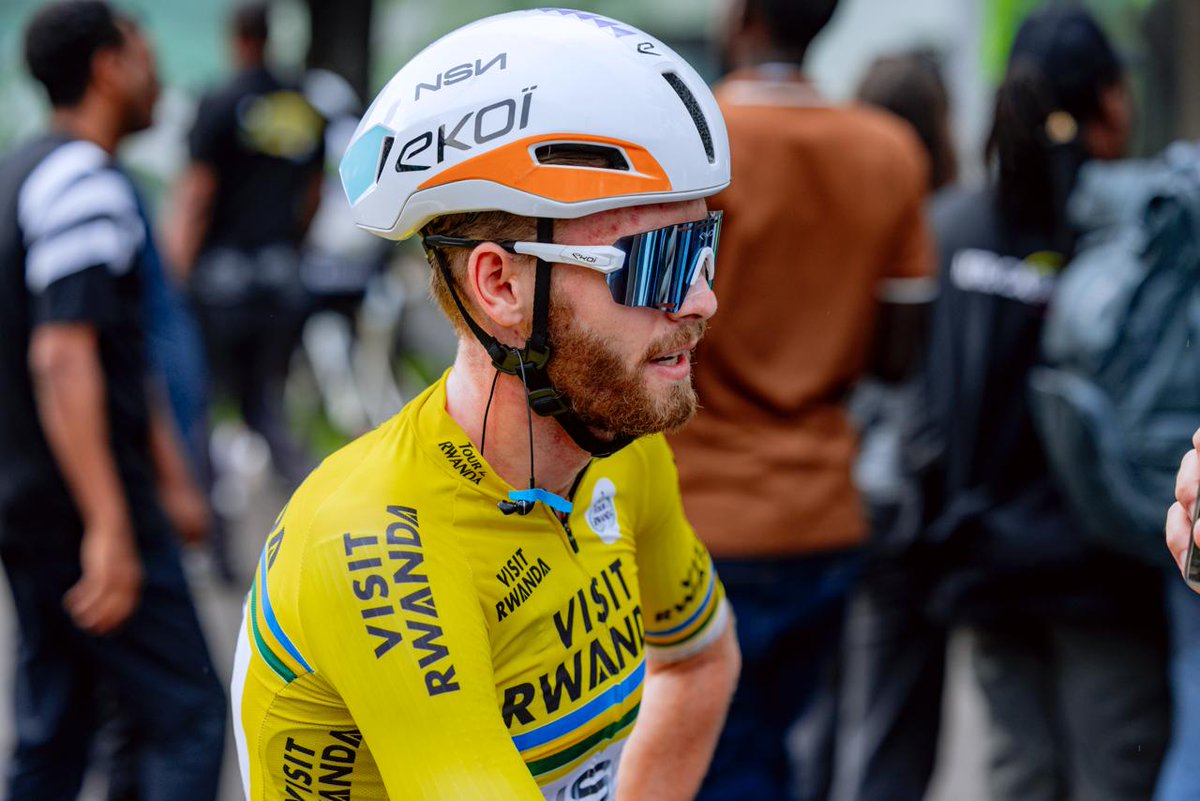 IGIHESports's tweet photo. Moritz Kretschy yegukanye Tour du Rwanda 2026
Umudage Moritz Kretschy w'imyaka 23, ukinira Ikipe ya NSN Development Team, yegukanye Tour du Rwanda 2026.

Kretschy wakinaga Tour du Rwanda ku nshuro ya gatatu, yambaye uyu mwambaro w'umuhondo kuva ku wa Gatatu ubwo yabaga uwa kabiri mu Gace ka Kane (Karongi- Rubavu).

Ku munsi wa nyuma, uyu mukinnyi yasigaga iminota ibiri n'amasegonda umunani Johannes Adamietz w'Ikipe ya Rembe | Rad-net.

Moritz Kretschy ni umukinnyi wa 16 wegukanye Tour du Rwanda kuva mu 2009 mu gihe ari Umunya-Burayi wa gatatu uyitwaye nyuma y'Umunya-Espagne Cristian Rodriguez mu 2021 n'Umufaransa Fabien Doubey mu 2025.

Kuri ubu abakinnyi bo mu bihugu icyenda ni bo bamaze gutwara iri rushanwa. Ibyo bihugu ni u Budage, u Bufaransa, u Bwongereza, Eritrea, Espagne, u Rwanda, Afurika y’Epfo, Amerika na Maroc.