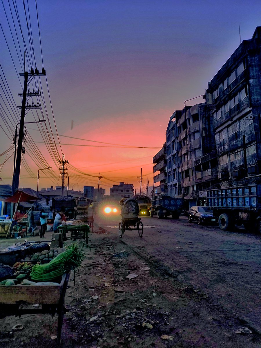 aviisheak's tweet photo. You can tell a lot about a person by the roads they keep walking without applause..
#SunsetThoughts #perspective #streetphotography #LifeInFrames #lifethroughlense #moody https://t.co/EzvqXixPcr