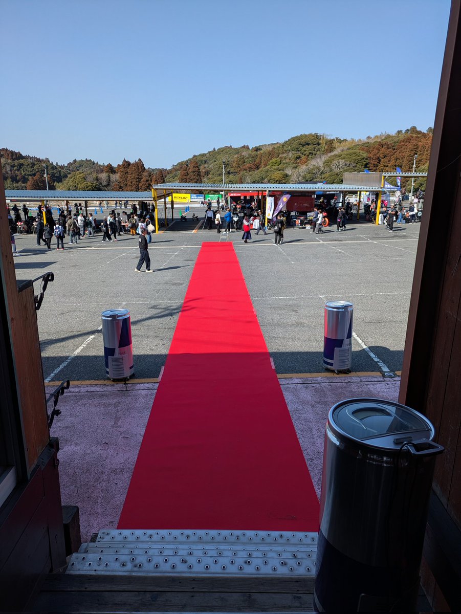JackDiamond74's tweet photo. 今年も、観戦しました!
普段見られないライダーの姿に親近感が、爆上がりです😊
シンクロ率100%の二人三脚
全力のぐるぐるバット
…最後はライダー登場時の目線風��をパチリ。満喫しました!
#ピットフェス https://t.co/LI0S73Etx9