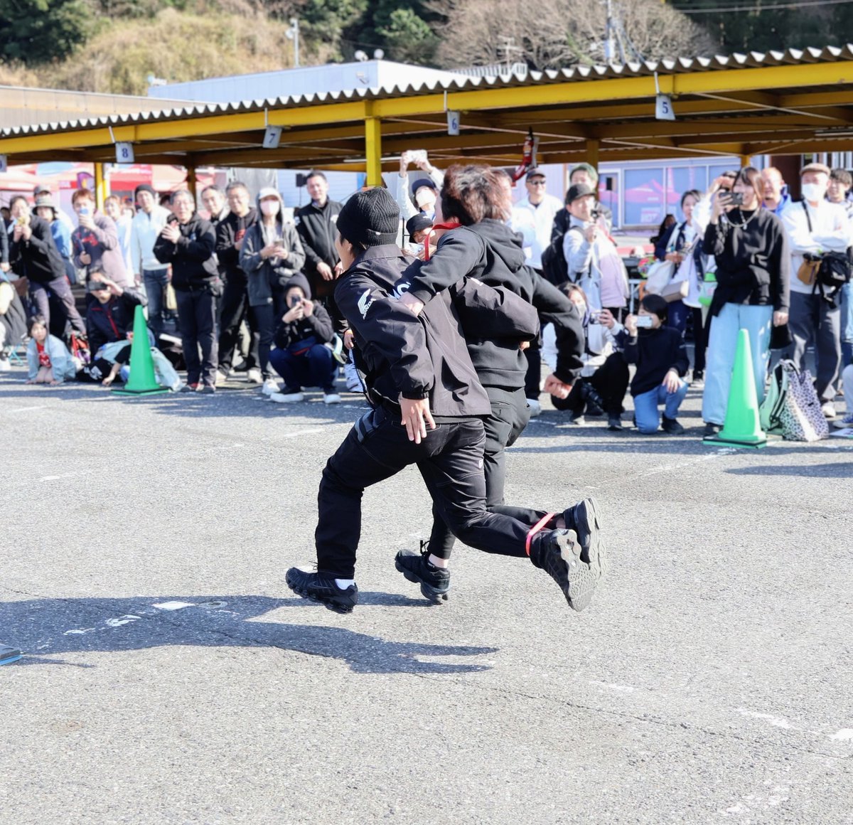 JackDiamond74's tweet photo. 今年も、観戦しました!
普段見られないライダーの姿に親近感が、爆上がりです😊
シンクロ率100%の二人三脚
全力のぐるぐるバット
…最後はライダー登場時の目線風��をパチリ。満喫しました!
#ピットフェス https://t.co/LI0S73Etx9