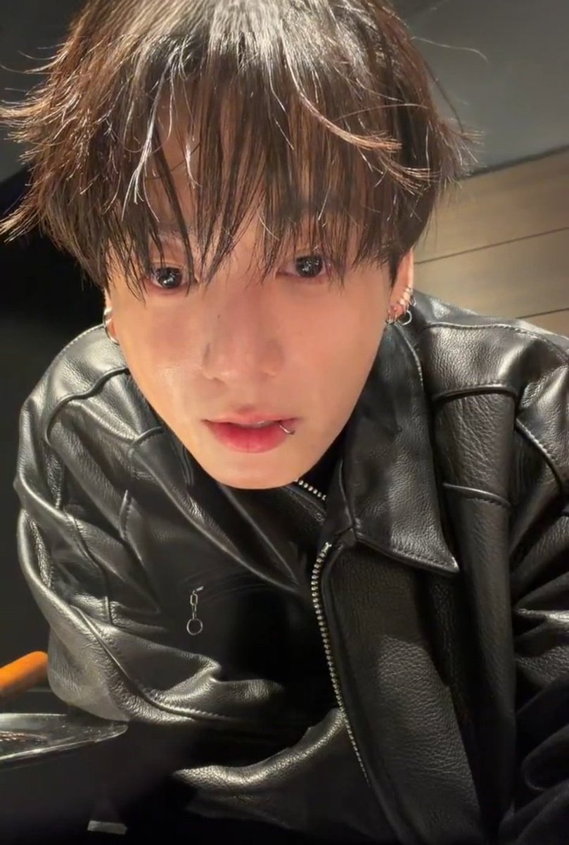 jiko__oki's tweet photo. drunk jungkook: i want to be ur boyfriend

jimin: we can't

jungkook: WHYYYYY

jimin: we're already married for ten years

jungkook: oh.. https://t.co/Nep1KQ7uEw