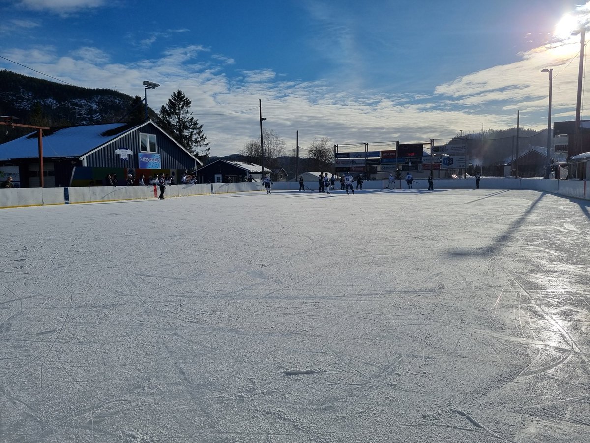 MyhrRgen's tweet photo. Søndag ettermiddag, Hølonda utebane☀️, Leik - Rosenborg 4.divisjon🏒😎 #OutdoorHockey #2hockey https://t.co/MqNDsnHrtq