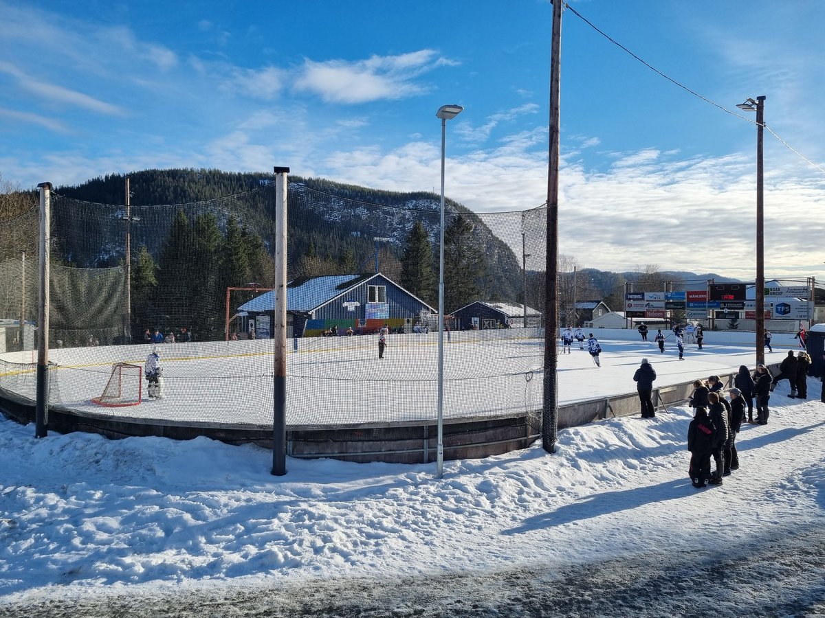 MyhrRgen's tweet photo. Søndag ettermiddag, Hølonda utebane☀️, Leik - Rosenborg 4.divisjon🏒😎 #OutdoorHockey #2hockey https://t.co/MqNDsnHrtq