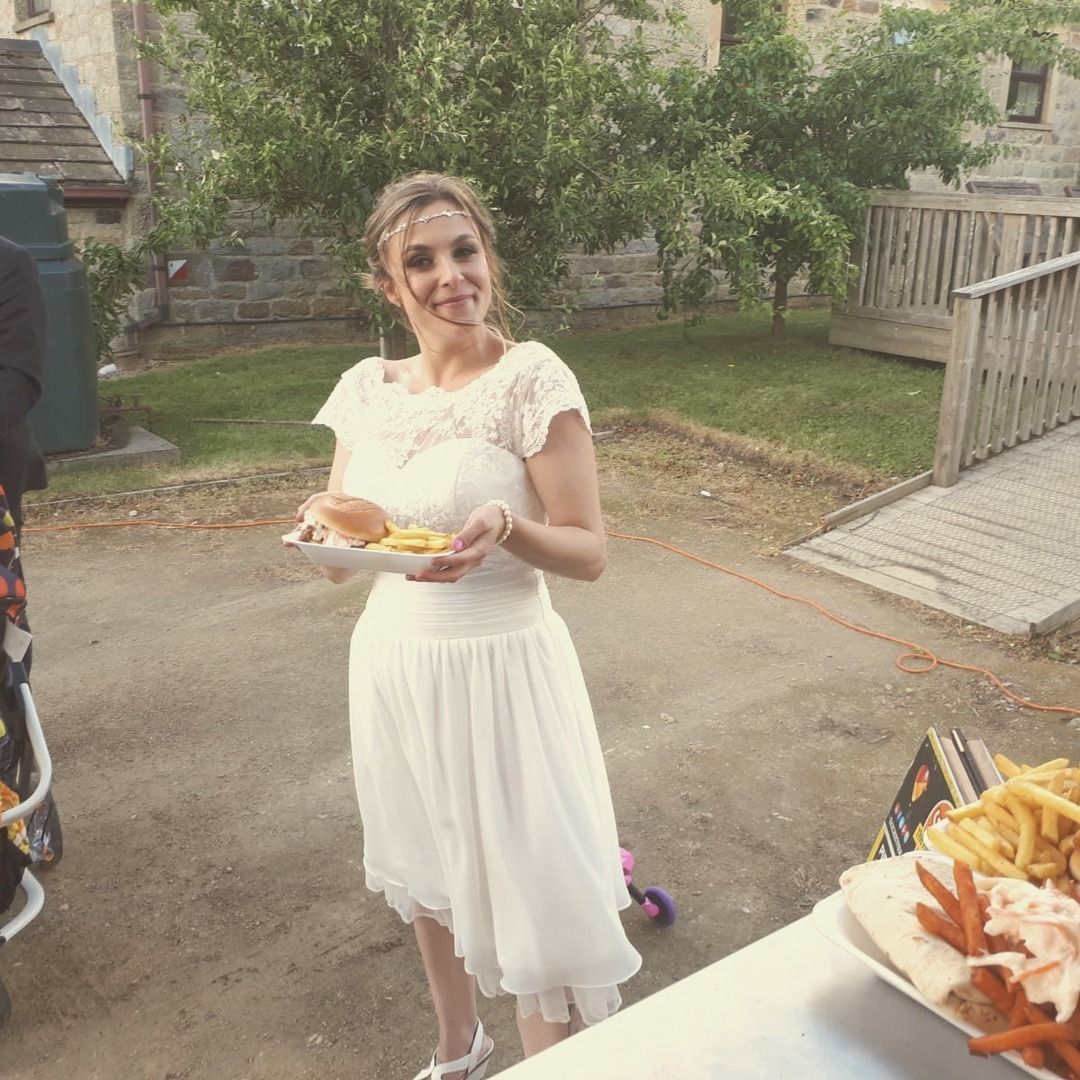 Hey bride &amp; groom — late-night burgers &amp; chips to keep guests smiling (and you dancing). Stress-free evening food, no kitchen needed. #weddingfood #eveningfood #kkcatering