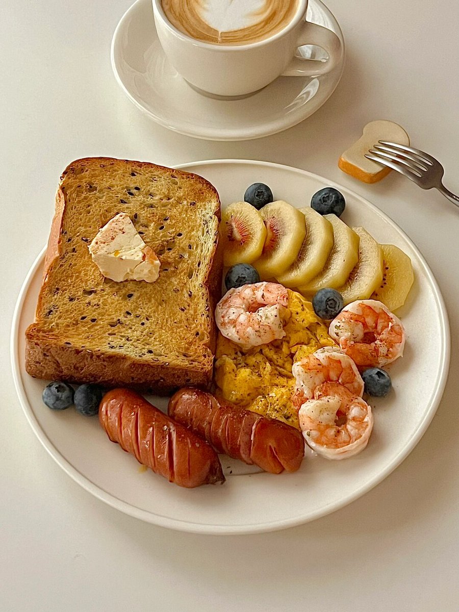 dubrail1's tweet image. Sunny side up eggs + avocado toast  Crispy bread, runny yolk, fresh greens—your perfect 10-minute breakfast to start the day bright!