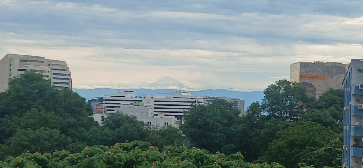 El Chimborazo visto hace poco desde Lomas de Urdesa, Guayaquil. 

El Ecuador es un país maravilloso, el problema somos los ecuatorianos...