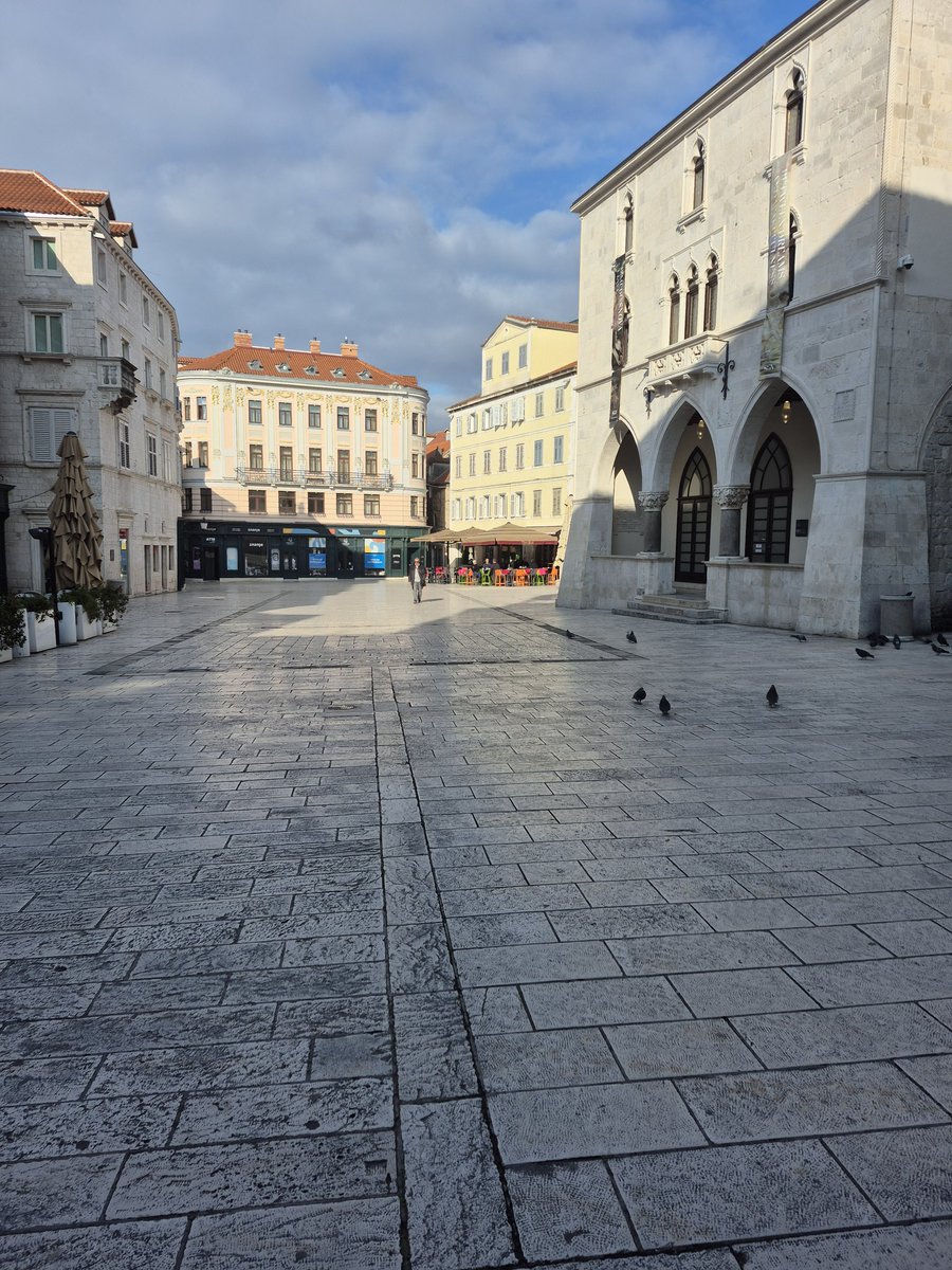 - Platea Sancti Laurentii (Trg sv. Lovre)
- Trg oružja
- Piazza dei Signori (Gospodski trg)
- Narodni trg
- Pjaca