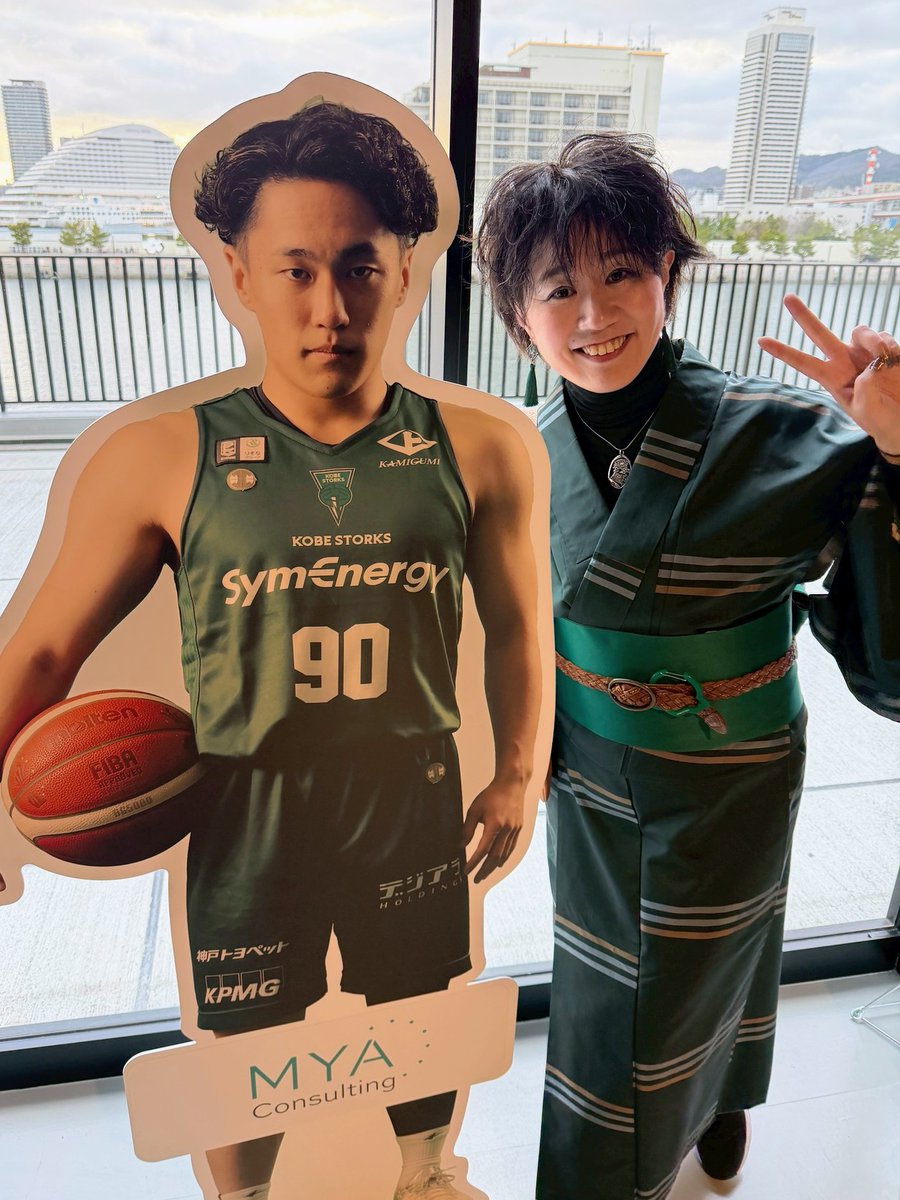 arino_rie's tweet photo. #グリーンダービー ということで、ようやく完成(?)した #着物コーデ で観戦へ
推しのパネル達と撮影📷️
#STKGREEN #神戸ストークス #ALLGREENKOBE https://t.co/hJA13LCBVN