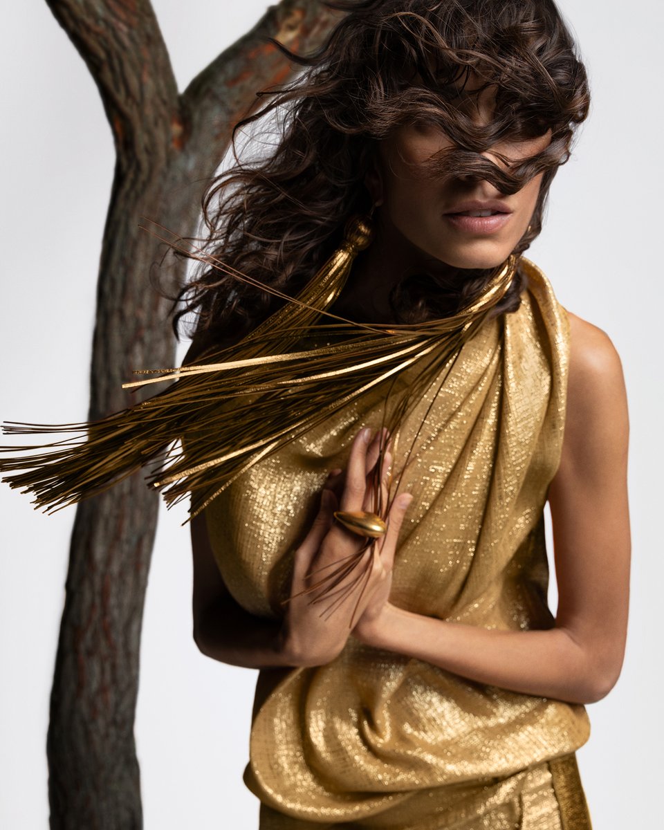 Miami_Living's tweet image. Earthy Elegance by @michaelkors defines Spring/Summer 2026 with soft tailoring, grounded glamour, and quiet confidence.

Discover the full cover story at MiamiLivingMagazine.com.  

#MichaelKors #EarthyElegance #SS2026 #LuxuryFashion