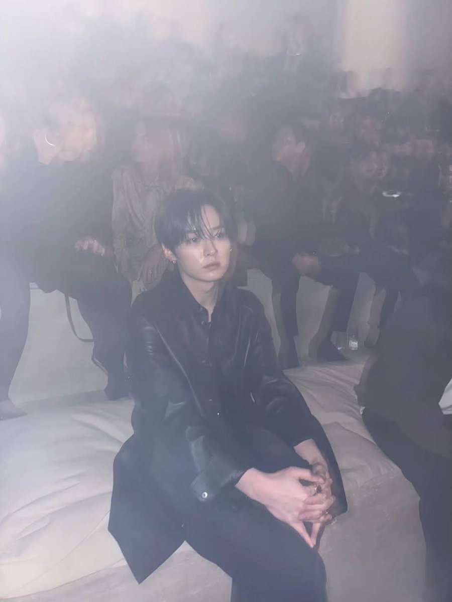 คิดอยู่นานว่าจะบันทึกเรื่องอะไรเกี่ยวกับ GUCCI ดี เพราะตั้งแต่ดู First Runway ของ Demna ก็เกิดความรู้สึกสับสนปนเปไปหมด เรียกได้ว่า "To hate but must love" เพราะ GUCCI คือ แบรนด์ทำเงินหนึ่ง 💰🪙

ตลอดหลายปีที่ผ่านมา GUCCI โซซัดโซเซหาจุดแลนด์ดิ้งที่โดดเด่นของตัวเองไม่เจอ จะไป