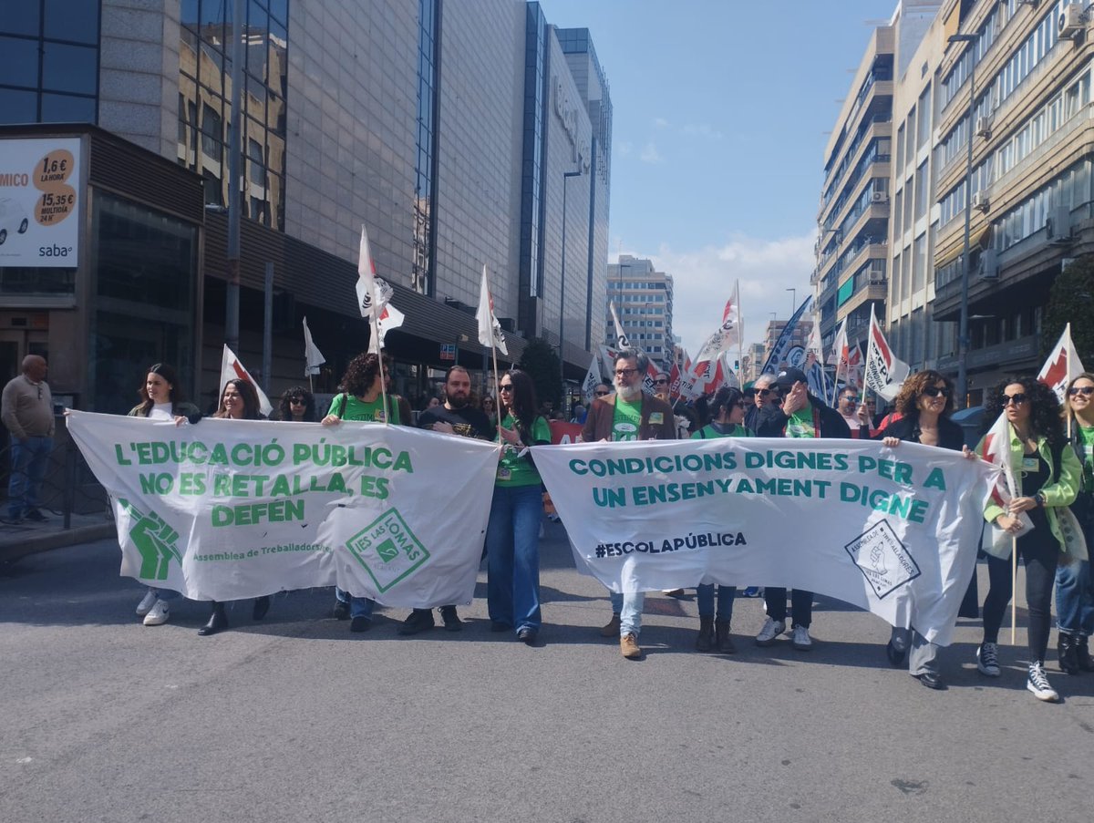 AT_IESLaslomas's tweet photo. Una lluita carregada de futur ✊🏼❤️‍🔥

#CondicionsDignes per a un #ensenyamentDigne https://t.co/hkhc6tvo8z