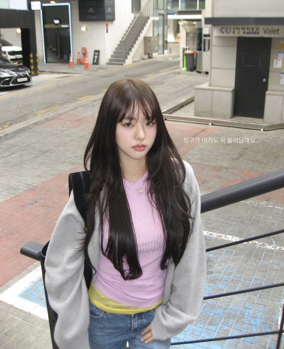 jjuwyw's tweet photo. idk about you but i really believe that she would be asked out every three steps cause how can she not when she casually walking on the streets looking majestic like THIS https://t.co/2ntUEcz9r2