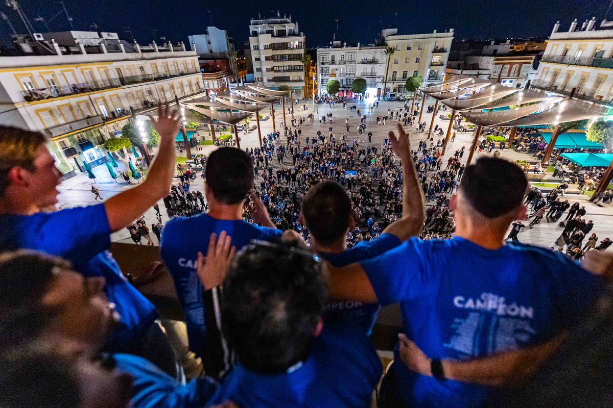 Casi 40 años en el fútbol profesional, viviendo muchísimas finales, ganando mucho títulos con mi <a href="/SevillaFC/">Sevilla Fútbol Club</a>
Pero lo de ayer, aún sabiendo que es en el barro y donde los focos no apuntan, me llena lo que nadie sabe. No hay palabras que puedan describir lo que el corazón piensa y