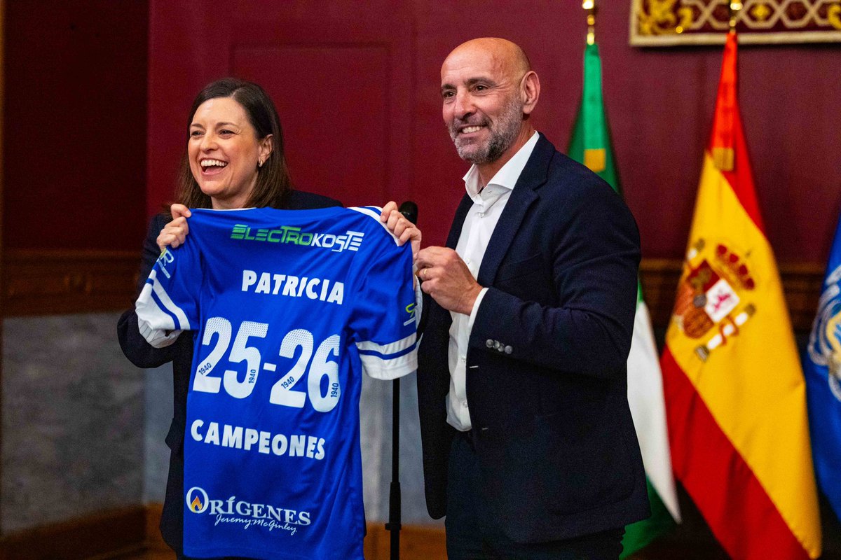 leonsfdo's tweet photo. Casi 40 años en el fútbol profesional, viviendo muchísimas finales, ganando mucho títulos con mi @SevillaFC
Pero lo de ayer, aún sabiendo que es en el barro y donde los focos no apuntan, me llena lo que nadie sabe. No hay palabras que puedan describir lo que el corazón piensa y siente 
Pero si tengo claro para quien va la dedicatoria… va por ti Ramon y por ti Maruja, mi padre y mi madre, los que me inculcaron que querer lo mío, no tiene precio. Y para mi familia, la que me permite hipotecar su tiempo para invertirlo en esta bendita locura que es trabajar para el equipo de mi ciudad, de mi pueblo 
Gracias @_CDSanFernando por darme la oportunidad de vivir esto con el club de toda mi vida y con la gente que quiero. 
El primero de muchos.

Cañailla por la gracias de Dios.

Vivir es urgente pero en La Isla es diferente.