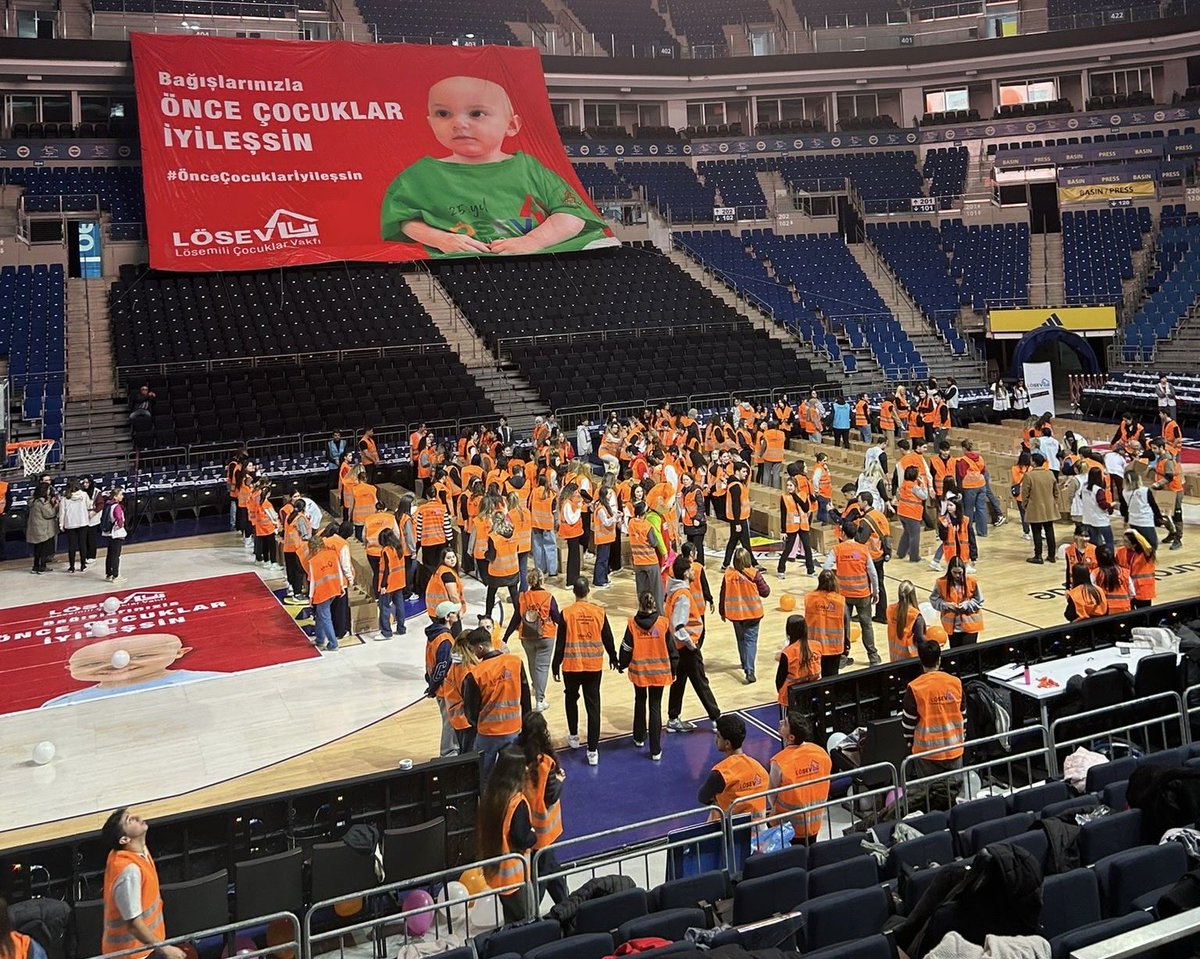 ustunezer's tweet photo. Geliyorrr geliyor LÖSEV AİLELERİ 
Geliyor.
Çocukları CAN - MERVE - ALİ - SENA - YUSUF EGE - MEDİNE için…
TAM TUHSATI almak için,
LÖSEVKENT Üniversitemize imza atmak için…
Kansere dur demek,
Sağdan ve “soldan“ yapılan tüm haksızlıklara karşı koymak için 
GELİYOR AİLELERİMİZ https://t.co/tGpQOt64dh