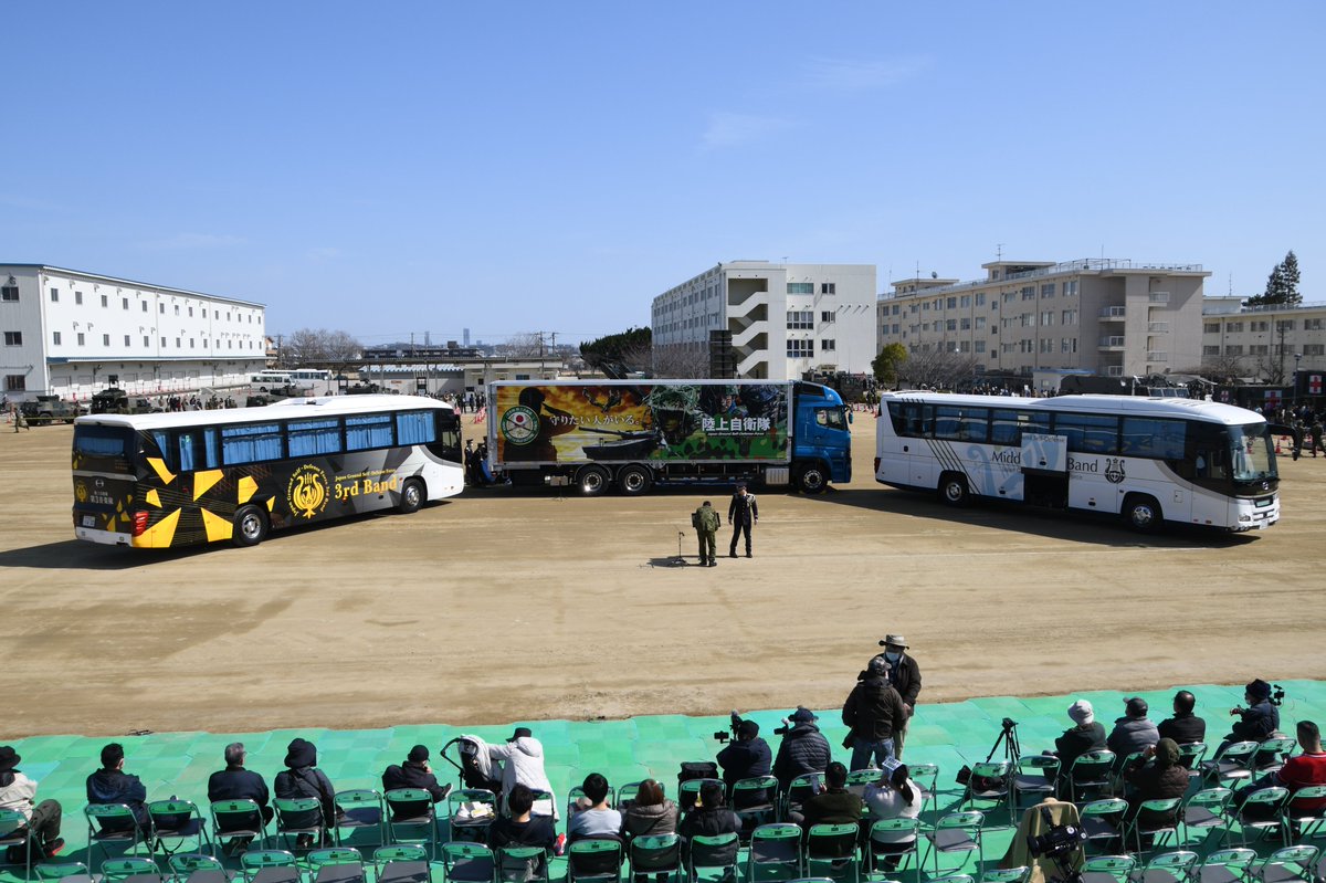 本日陸上自衛隊伊丹駐屯地にて開催された、中部方面隊創隊65周年記念行事に行ってきました。本来なら去年の秋頃開催の所が今年度末となる3月に開催となり訓練展示もありませんでしたが、関西初となるAMVのお披露目や世にも珍しい16MCVの給油の様子など見どころが多い一日でした。