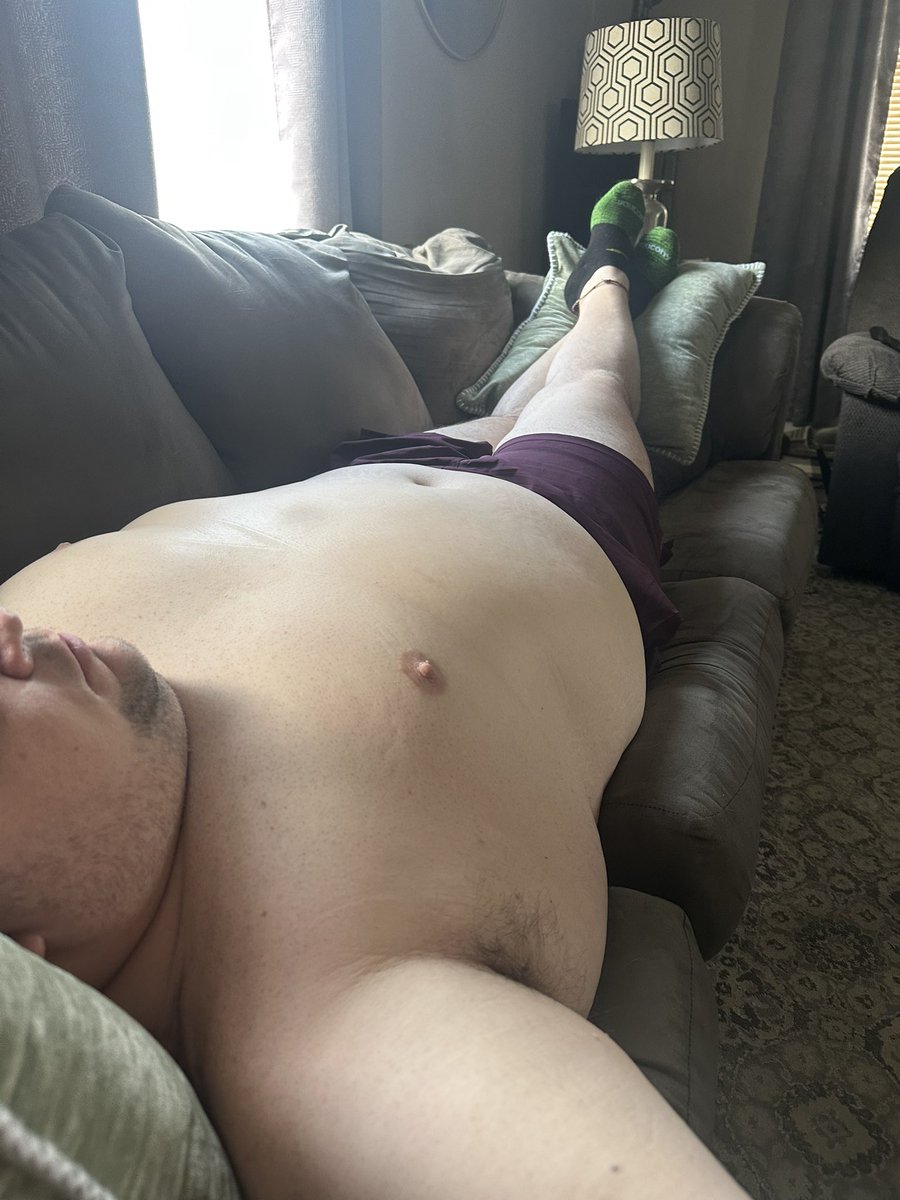 HeyItsJustinL's tweet photo. Gym then come home and relax for a few minutes before a shower. #workinprogress https://t.co/fd9aa5SN7h