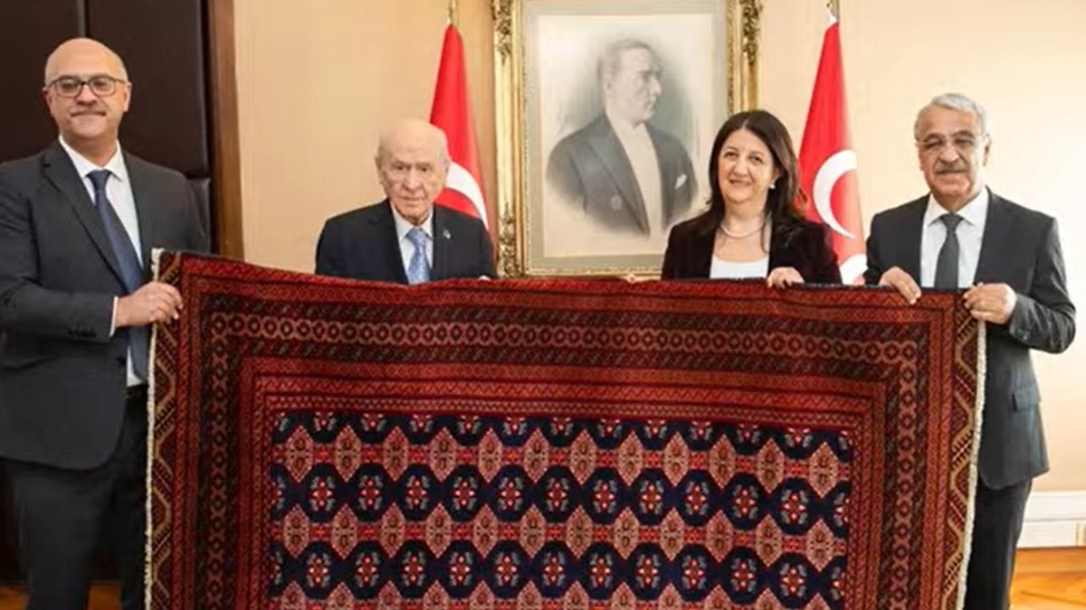 Bahçeli-Öcalan güdümündeki Ülkücü DEM Parti bugün yaptığı açıklamada İran’daki rejimin değişmesinin Kürtlere özgürlük getirmeyeceğini söyledi. “Halkların” şimdiki rejimi değiştirme gücünün olmadığını her Kürt biliyor!

DEM Parti: “Devam eden hava saldırıların, İran’daki