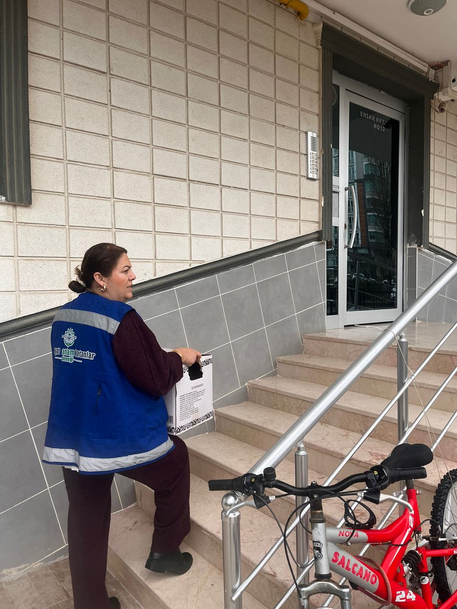 hayatadercom's tweet photo. Kadın gönüllülerimiz Ramazan yardımlarımıza destek veriyor… 🤍🌙
Merhametin, şefkatin ve fedakârlığın en güzel hali yine kadınlarımızın ellerinde hayat buluyor.
Ramazan’ın bereketini ihtiyaç sahiplerine ulaştırmak için gönüllü kadınlarımız büyük bir özveriyle sahada çalışmaya devam ediyor.
Hazırlanan her paket, edilen her dua, paylaşılan her lokma…
Bir sofraya umut, bir kalbe sevinç oluyor.
İyiliği çoğaltan, emek veren, gönlünü ortaya koyan tüm kadın gönüllülerimize teşekkür ediyoruz.
Birlikte daha güçlüyüz. 🤲✨
#Ramazan #RamazanYardımı #KadınGönüllüler #İyilikHareketi #BirlikteGüçlüyüz #PaylaşmakGüzeldir #HayataAnlamKatanlar #Gönüllülük #Samsun #İyilik