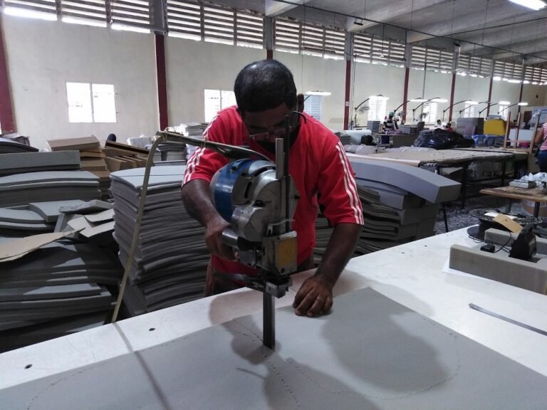 🇨🇺🎉 Cuba celebra el #DíaDelTrabjadorDeLaIndustriaLigera. Felicidades para mujeres y hombres que en las difíciles circunstancias de escasez de materias primas, el desgaste del equipamiento técnico y la falta de recursos, buscan alternativas para continuar produciendo. Abrazo.