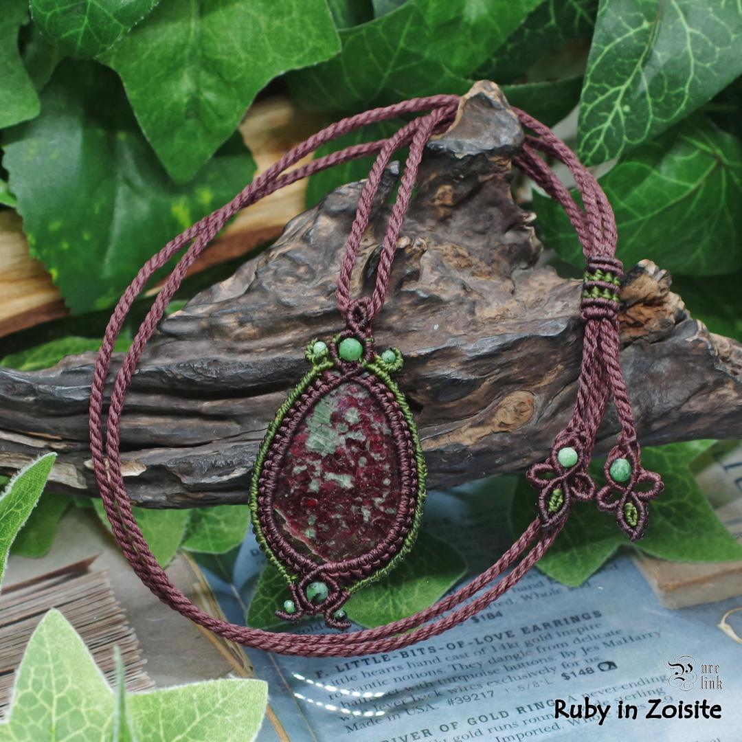 深い森に灯る、紅の情熱。 赤と緑が溶け合う魔石『ルビーイン