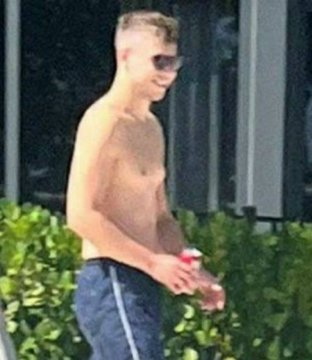 icardo8's tweet photo. El hijo de Netanyahu vive en un apartamento de lujo en Miami con 680.000 dólares al año en seguridad personal financiada por el Estado.  

Mientras tanto, los estadounidenses mueren por Israel en el Medio Oriente. https://t.co/NQ7mzrc1Pj