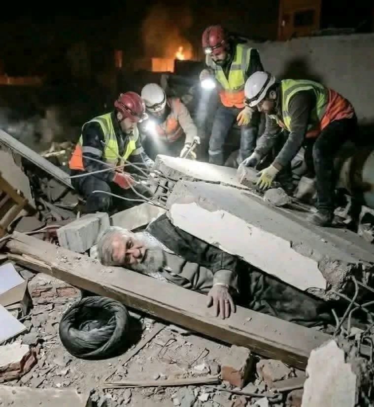 LA FOTO DEL AÑO.!
Ver al Líder Supremo Alí Jamenei bajo los escombros sin vida seguro que ganará el Premio Pulitzer del 2026.