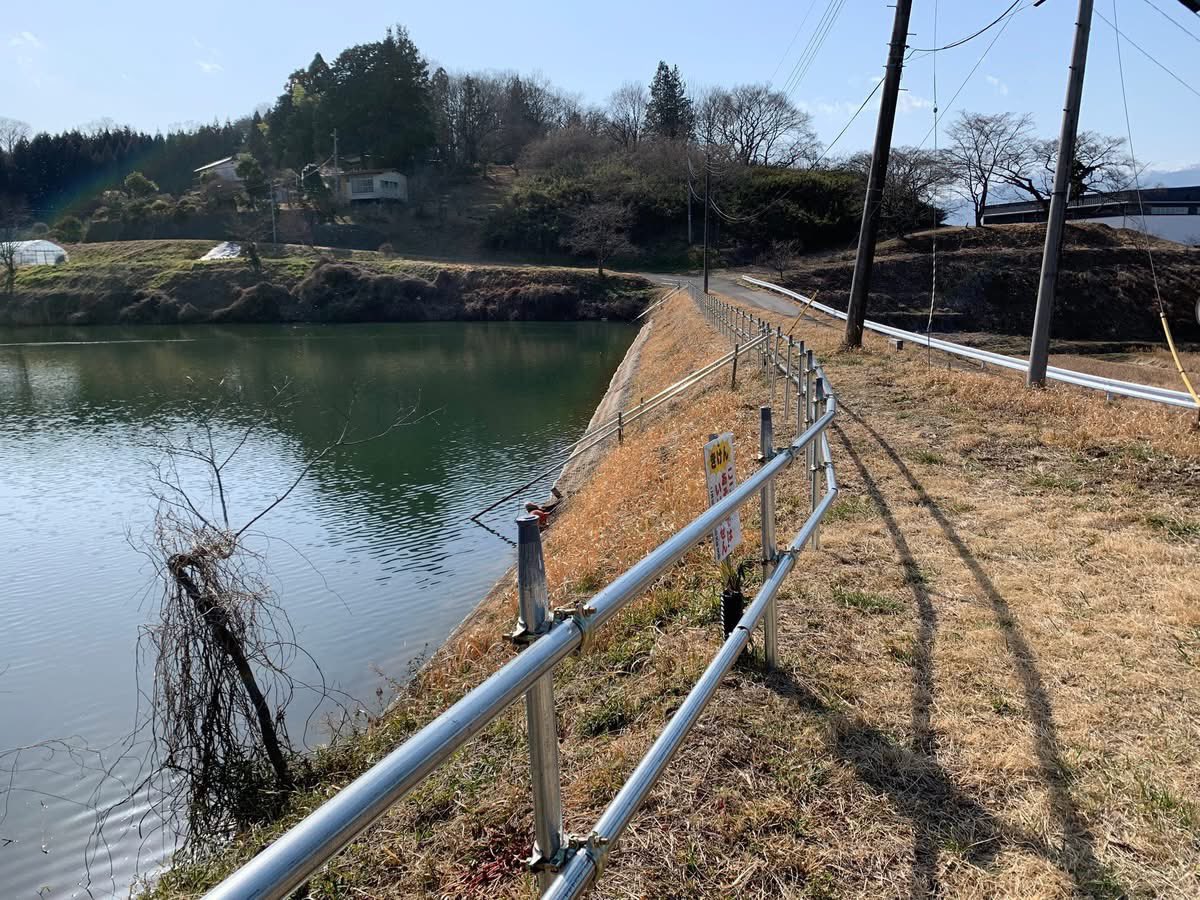 oodairahnw's tweet photo. 年度末を迎え���地区内の点検を行いました。水路の老朽化が進み補修では無く、更新しなければならない箇所が多数あります。
ビオトープは昨年の大雨で取水口が破損して埋まってしまい水が入らなくなってしまいました。取水口の応急復旧をして、ビオトープの土砂を上げました。 https://t.co/KFoqh6OnDJ