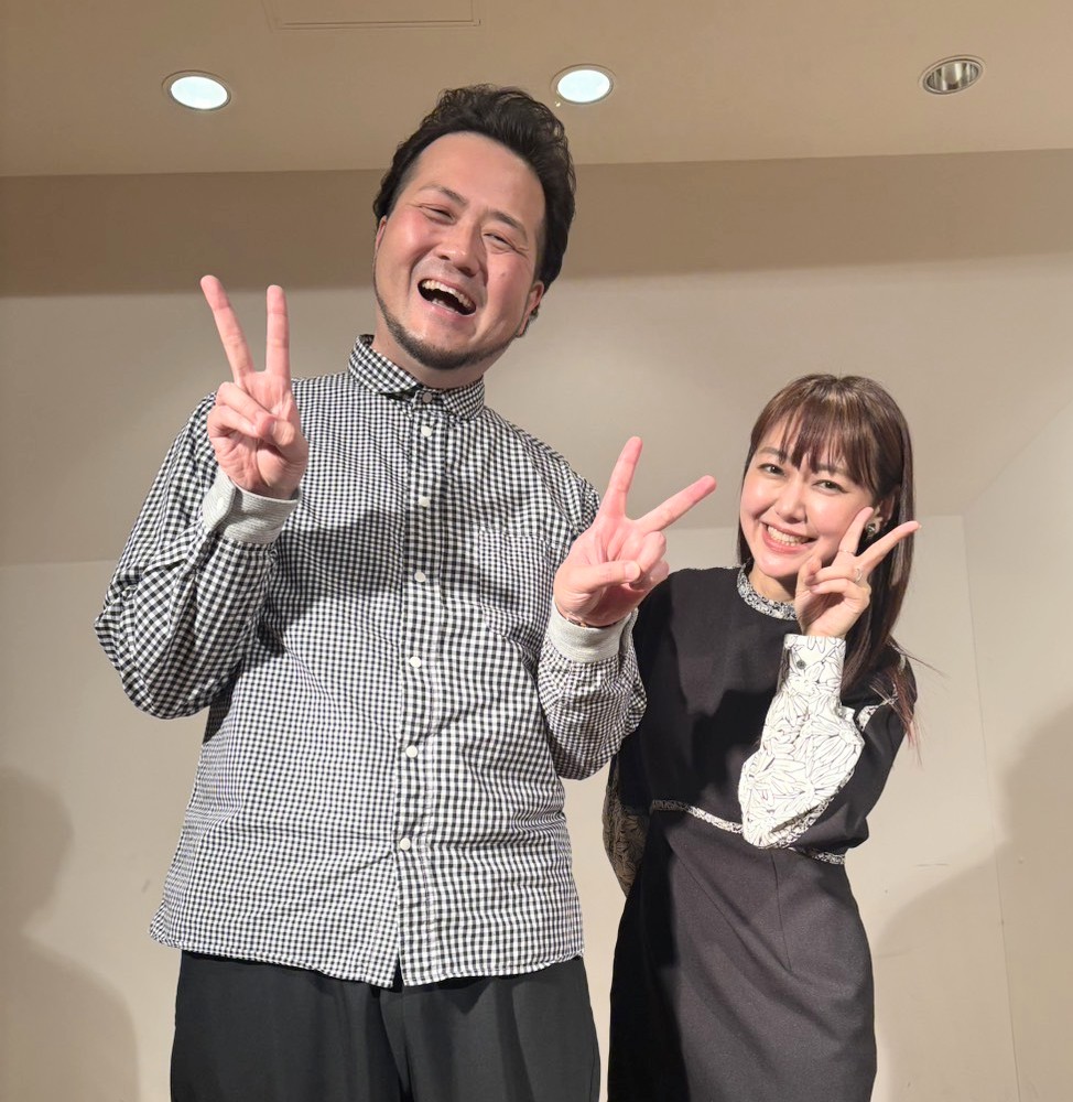 blueriver_aoki's tweet image. 今日はライブ談笑でした！
ご来場いただいた皆様！
超満員御礼ありがた〜い♪

今回のゲストは深瀬智聖ちゃん！
LinQの話、PAO〜Nの話、義父の話
バスガイドの話、まりやの話。
おもしろ話が盛りだくさんすぎて
智聖ちゃんの魅力も盛りだくさんすぎて
最高すぎる談笑でした！

#ブルーリバー青木談笑