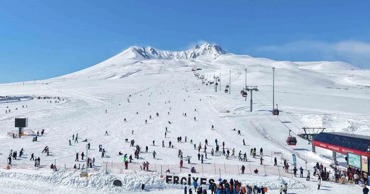 haberxr's tweet image. Erciyes'te Hafta Sonu Yoğunluğu: Kar Kalınlığı 270 Santimi Buldu dlvr.it/TRDQdn #Erciyes #KışTurizmi #Kayak #KayakMerkezi #Kar