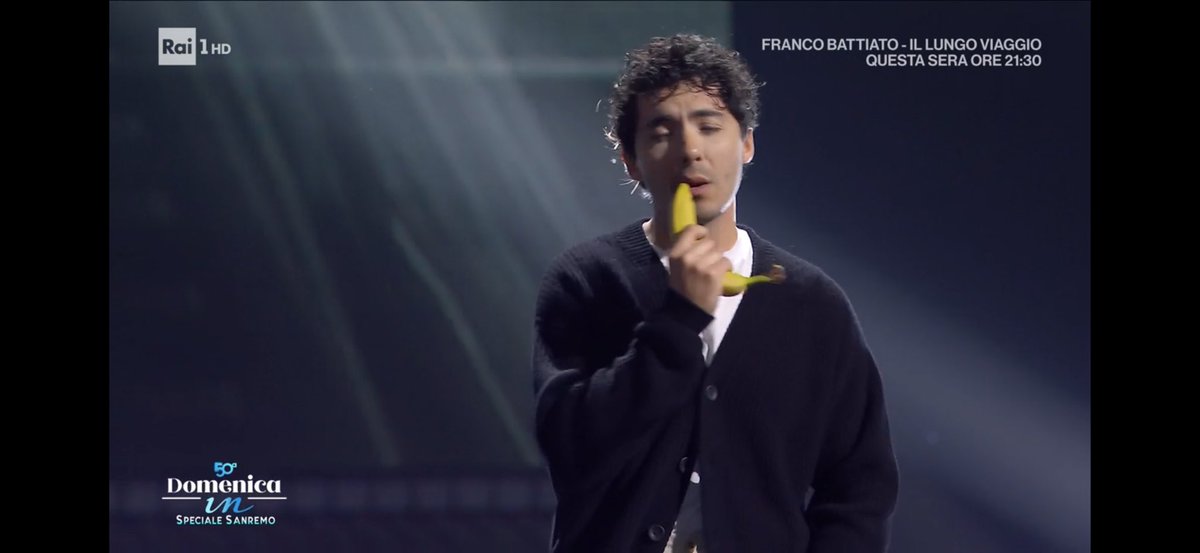 lu_with_luv's tweet photo. FULMINACCI CHE CANTA CON UNA BANANA #sanremo2026 #DomenicaIn https://t.co/STkroplQdW