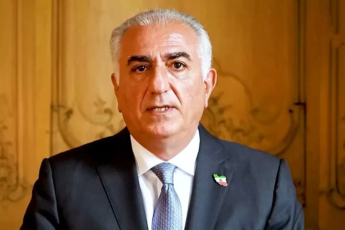 onedio's tweet photo. Son İran Şahı'nın sürgündeki oğlu Rıza Pehlevi, bir video yayımlayarak yönetimin tamamen çökeceğini öne sürdü ve yetkililere “İran halkına teslim olun” çağrısında bulundu.

"Bu terör cumhuriyetinin kalan yetkililerine mesajım şudur: İran halkına teslim olun.

Ülkenin ordu, polis ve güvenlik güçlerine sesleniyorum: Silahlarınızı, İranlıları İslam Cumhuriyeti rejiminin paralı askerlerinden korumak için kullanın.

İran'ın asil ve cesur milleti, uyanık olun, hazırlıklı olun. Sokaklarda büyük ve kararlı bir varlığın zamanı çok yaklaştı. Önümüzde kritik günler var. Hep birlikte zafere giden yolda yürüyeceğiz ve İslam Cumhuriyeti'ni devireceğiz."