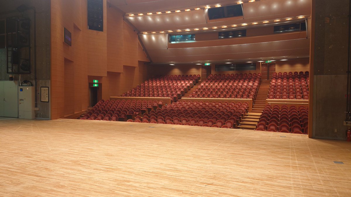 郷土アーティスト発信事業
第七劇場「赤ずきん」
12月からの3か所市内ツアーが終わりました。
今日は多くの小さな／大きな大人のみなさんに観ていただきました。演劇初体験、高校演劇部、カフェの常連さん、元気な子どもたち、色んな人が一緒に観て感じて、素敵な時間でした！ありがとうございました！